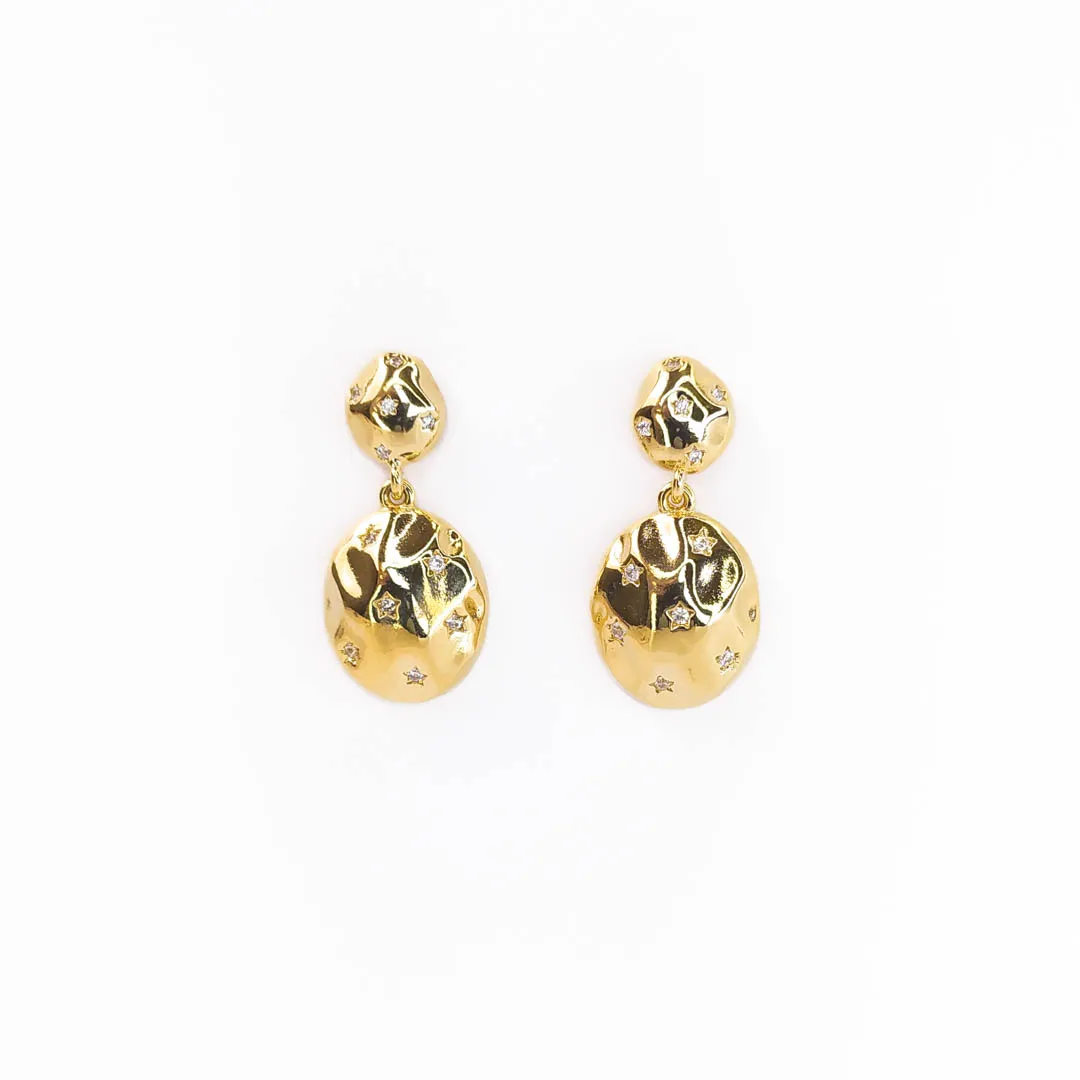 Brinco Chapa Martelado Cravejado Zircônias Banhado a Ouro 18k